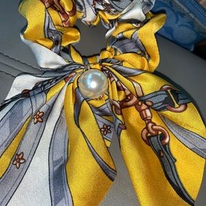 Satin hair scrunchie with pearl